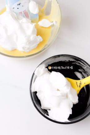 . 把蛋白霜称重分出三分之一加入到竹炭粉里