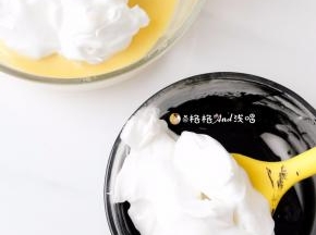 . 把蛋白霜称重分出三分之一加入到竹炭粉里