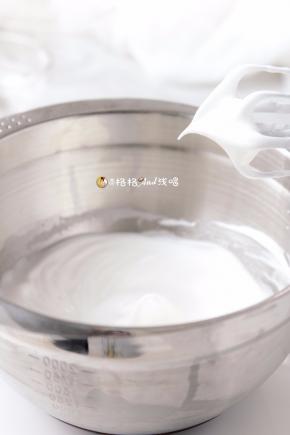 . 蛋清中分三次加入糖粉打发到小弯勾状态