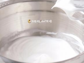 . 蛋清中分三次加入糖粉打发到小弯勾状态