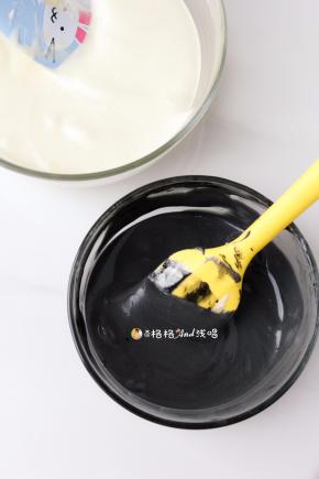 . 剩余蛋白霜倒入原味蛋黄糊里，分别拌匀