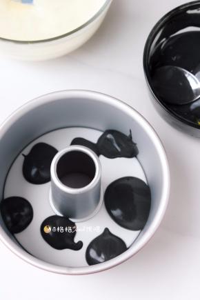 . 用小勺，把黑色面糊和原色面糊不规则的倒入模具里，做出奶牛图案