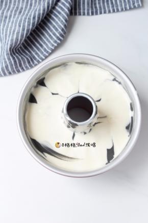 . 层叠至8分满，最后以原色面糊覆盖，轻震模具，去除大气泡