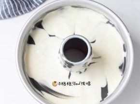 . 层叠至8分满，最后以原色面糊覆盖，轻震模具，去除大气泡