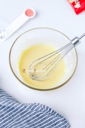 . 蛋黄+糖粉+玉米油+牛奶+低筋面粉分次拌均匀