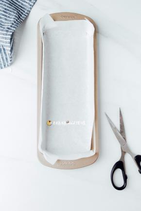 . 这个部分是做牛牛的鼻子和爱心，
模具垫上油纸，这里使用的是学厨长条彩虹蛋糕模