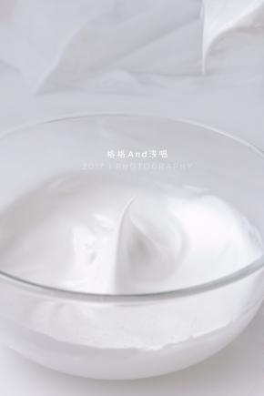 . 蛋白打发至小弯勾