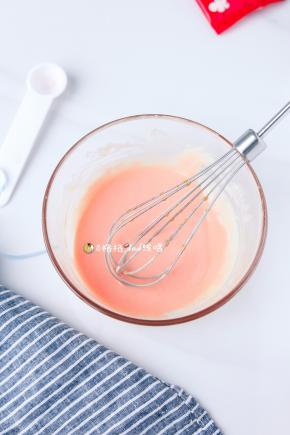 . 加入草莓果粉拌匀