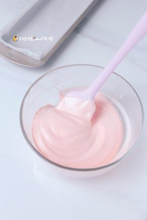 . 分三次把蛋白霜和蛋黄糊拌匀