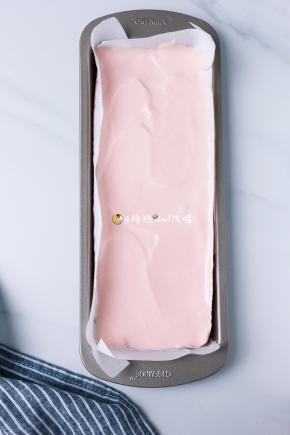 . 倒入小模具里，放入预热好的烤箱160度烘烤15分钟