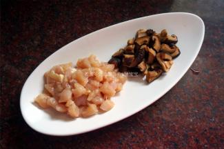 冬菇干提前浸泡湿润，沥干水后将伞盖切成丁。鸡胸肉洗净，切丁备用。