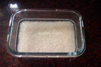 粳米洗干净后，放入容器内，倒入适量的开水浸泡30分钟。