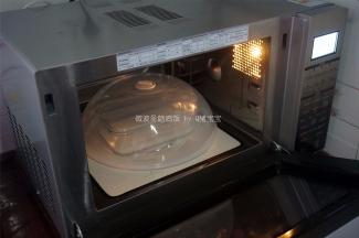放入微波炉，盖上专用带孔盖子，高火加热10分钟，取出。