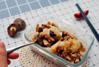 食用前可以再淋上少许芝麻香油，拌均匀即可。