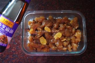 将冬菇丁铺在米饭上，再放上腌制好的鸡胸肉丁，淋上少许芝麻香油。