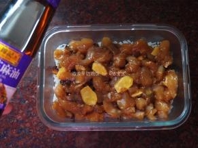 将冬菇丁铺在米饭上，再放上腌制好的鸡胸肉丁，淋上少许芝麻香油。