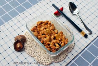 盖上盖，放入微波炉中，再用高火烹饪5分钟，取出。