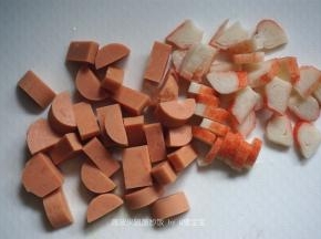 将火腿和蟹柳棒切丁。