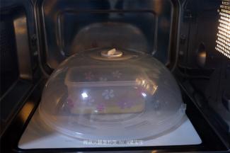 放入微波炉，盖上专用盖，高火加热1分钟。