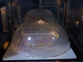 放入微波炉，盖上专用盖，高火加热1分钟。