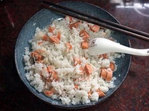 盘子抹上少许油，倒入米饭、火腿蟹柳丁，拌均匀。放入微波炉，盖上专用盖，高火加热3分钟，取出。