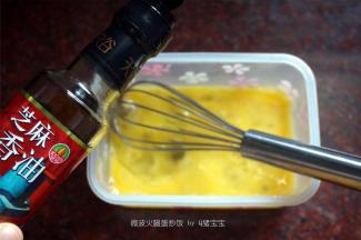 鸡蛋打散，加入少许香油拌匀。