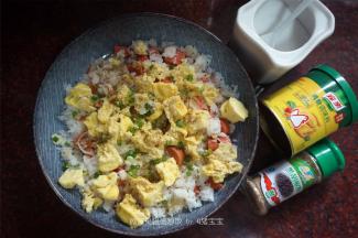 将鸡蛋和葱花加入，然后加入1勺食盐，1勺鸡粉，适量的黑胡椒粉拌匀。