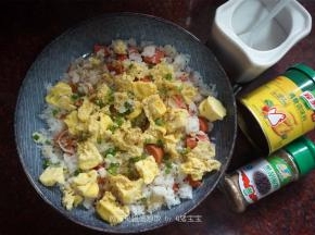 将鸡蛋和葱花加入，然后加入1勺食盐，1勺鸡粉，适量的黑胡椒粉拌匀。