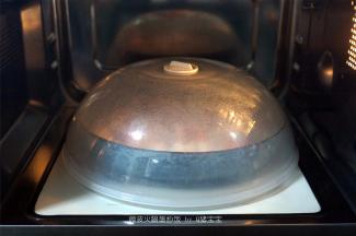 放入微波炉盖上盖子，高火加热1分钟即可。