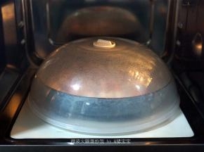 放入微波炉盖上盖子，高火加热1分钟即可。