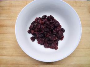 趁面团静置，来制作馅料，蔓越莓切一下，不用太碎