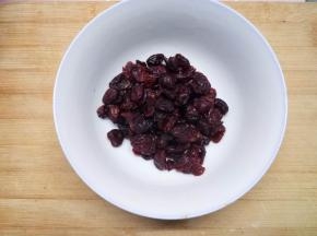 趁面团静置，来制作馅料，蔓越莓切一下，不用太碎