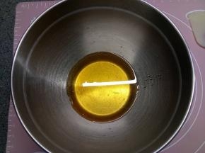 花生油、糖浆、枧水放在一起