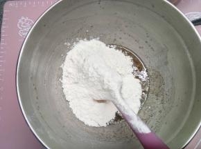 放入中筋粉和奶粉