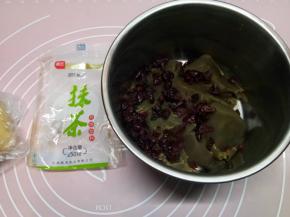 把切碎的蔓越莓放入抹茶豆沙馅里面揉匀