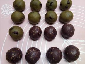 分成30G一个的剂子滚圆。图中还有紫薯芝麻蔓越莓的，当天一起做的