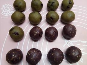 分成30G一个的剂子滚圆。图中还有紫薯芝麻蔓越莓的，当天一起做的