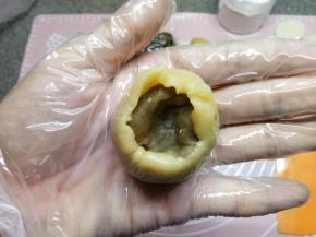 包入一个馅料，用虎口慢慢往上推并收紧