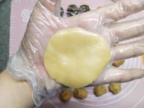 拿一个剂子在掌心中按压成面片