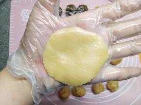 拿一个剂子在掌心中按压成面片