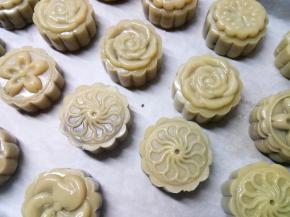 全部压好后，表面喷薄薄一层水雾，放入200度预热好的烤箱中层，烤5分钟定型