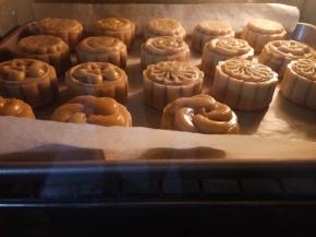 定型后拿出来，半个蛋黄加一点水调开，用软毛刷刷薄薄一层蛋液上去，一定是薄薄一层啊，不然花纹会不清晰