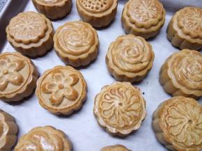 放入烤箱，调整火力到180度，再烤15分钟。刚出炉颜色不是很好看，回油之后就漂亮了