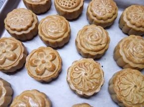 放入烤箱，调整火力到180度，再烤15分钟。刚出炉颜色不是很好看，回油之后就漂亮了