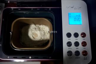 将面粉，水，细砂糖，酵母放入面包机，启动揉面至面粉光滑即可。