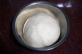 揉成的面团放温暖处发酵至两倍大。