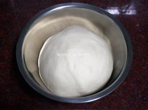 揉成的面团放温暖处发酵至两倍大。