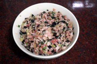 冬菇木耳猪肉香葱放入料理机打碎后，加入盐糖鸡粉香油调味。