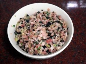 冬菇木耳猪肉香葱放入料理机打碎后，加入盐糖鸡粉香油调味。