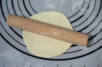 将小面团擀成圆薄片。